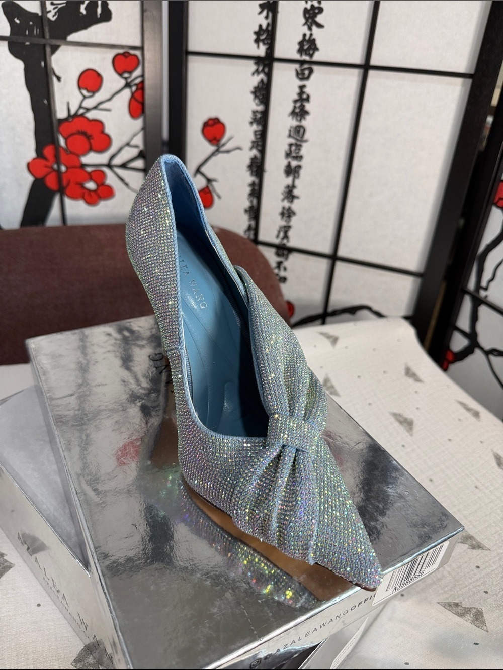 Crystal-Knot Pointed Pump in Light Blue